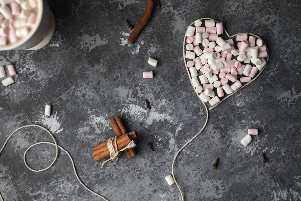 Λευκό νήμα σε σχήμα καρδιάς γεμάτο ζαχαρωτά για την ημέρα του Αγίου Βαλεντίνου, 14 Φεβρουαρίου - Φωτογραφία, εικόνα