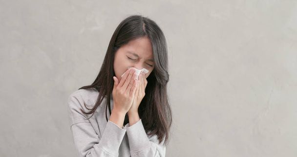 Woman sneezing and cough - Foto, imagen