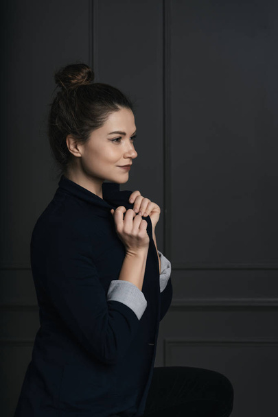 Portrait of a beautiful young business woman - Foto, Bild