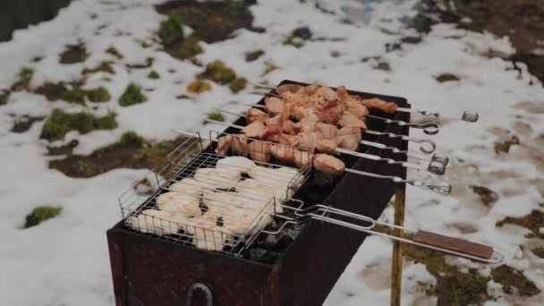 Het proces van koken barbecue in brand in de winter weer op een achtergrond van sneeuw. - Video
