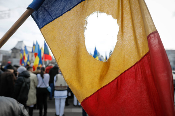 Деталі з румунським прапором з отвором, символом Ро. - Фото, зображення