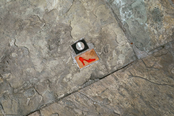 Обережно, не ходіть високими п "ятами на кам" яному шляху Старого міста Тбілісі (штат Джорджія). - Фото, зображення