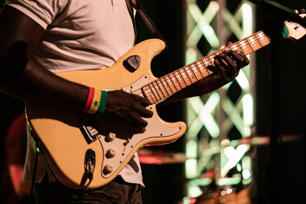 Joven africano tocando la guitarra en el escenario
 - Foto, imagen