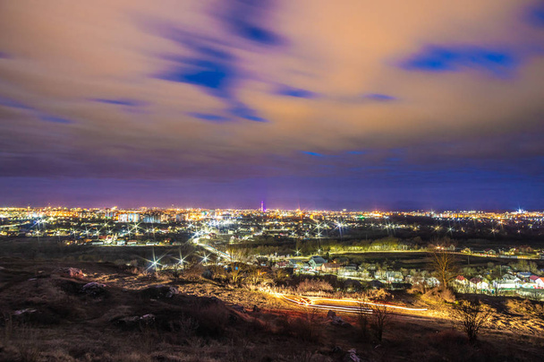 Vista nocturna de la ciudad europea desde una altura
 - Foto, imagen