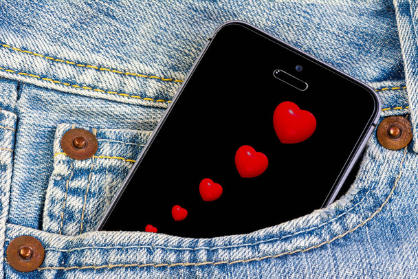 Smartphone με κόκκινες καρδιές στην οθόνη - Φωτογραφία, εικόνα