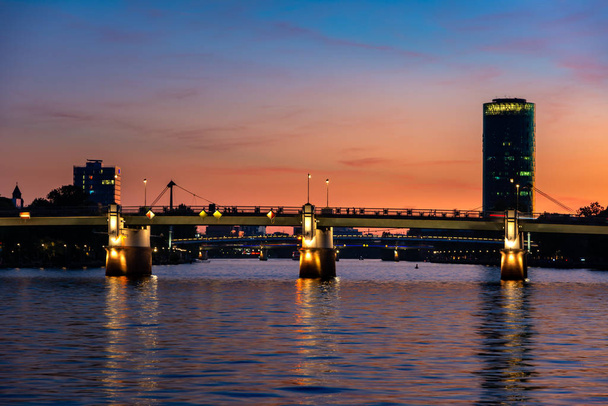 A Majna folyó Frankfurtban éjszaka - Fotó, kép
