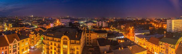 Éjszakai kilátás az európai városra magasról - Fotó, kép