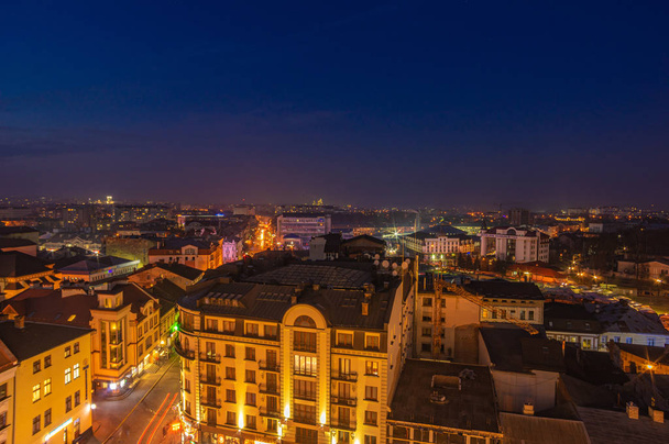 Éjszakai kilátás az európai városra magasról - Fotó, kép