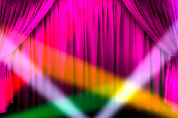Cortina de teatro e iluminación en el escenario. Ilustración de la curta
 - Foto, Imagen