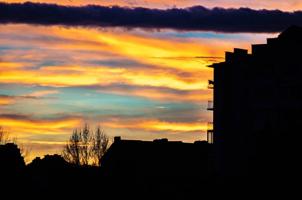 Barevná obloha západu slunce nad domy města - Fotografie, Obrázek