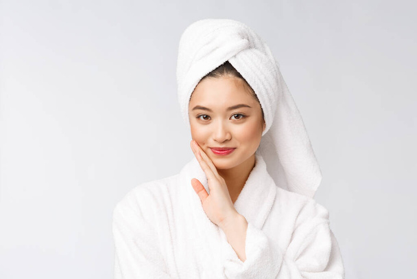 Spa belleza cuidado de la piel Mujer asiática secado cabello con toalla en la cabeza después del tratamiento de la ducha. Hermosa chica joven multirracial tocando la piel suave
. - Foto, Imagen