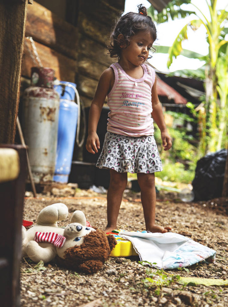 niedliche kleine mexikanische Mädchen.Kindheit. Porträt eines jungen Mädchens, mexikanische Ethnizität, draußen. - Foto, Bild