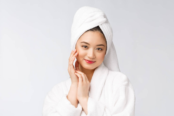 Spa bőr szépség Ázsiai nő szárítás haj törölköző a fejen után zuhanykezelés. Gyönyörű multiracionális fiatal lány megérinti puha bőr. - Fotó, kép