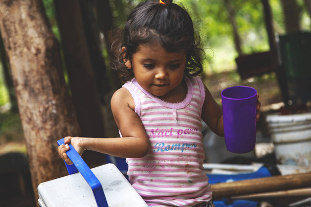 Leuk Mexicaans meisje. Kindertijd. Portret van jong meisje, Mexicaanse etniciteit, buiten. - Foto, afbeelding