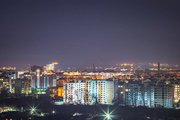 Νυχτερινή θέα στην ευρωπαϊκή πόλη από ύψος - Φωτογραφία, εικόνα