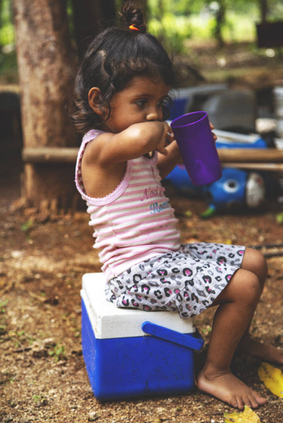 Aranyos kis mexikói lány. Gyerekcsuklya. Fiatal lány portréja, mexikói etnikum, kívül. - Fotó, kép