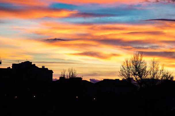 farbenfroher Sonnenuntergangshimmel über den Häusern der Stadt - Foto, Bild
