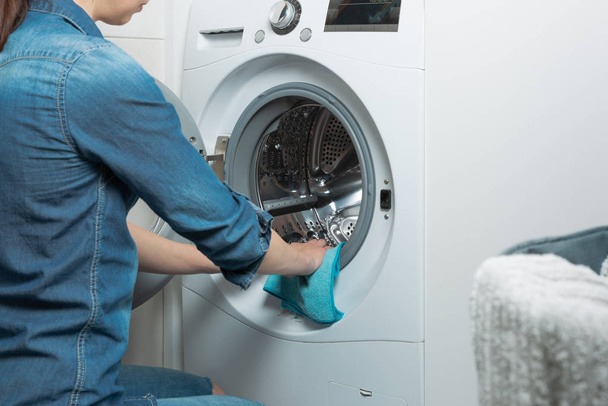 Cleaning and loading white washing machine - Foto, Imagen