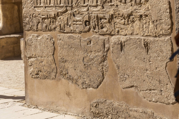Luxor Valiliği, Mısır, Karnak Tapınağı, Amun-Re kompleksi. Sütunlarda ve duvarlarda kabartmalı hiyeroglifler.  - Fotoğraf, Görsel