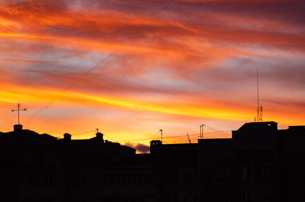 Kolorowe zachody słońca niebo nad domami miasta - Zdjęcie, obraz