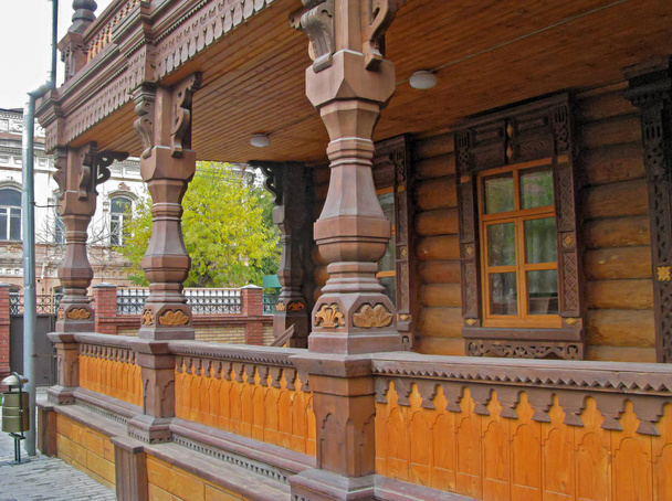 Деревянное здание в старом русском стиле. Резные узоры и де
 - Фото, изображение