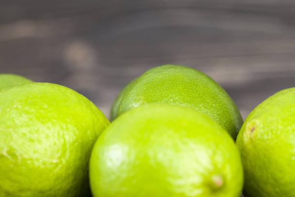 Süsleme, yemek ve içecekler için ekşi bir tadı olan olgun yeşil limonlar. - Fotoğraf, Görsel