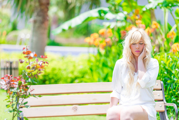 Pretty Blonde Woman relaxing outdoor - Foto, Imagem