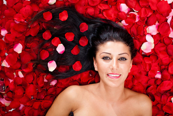 Beauty in a bed of roses - Foto, immagini