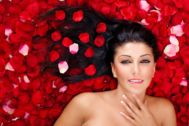 Beauty in a bed of roses - Foto, immagini