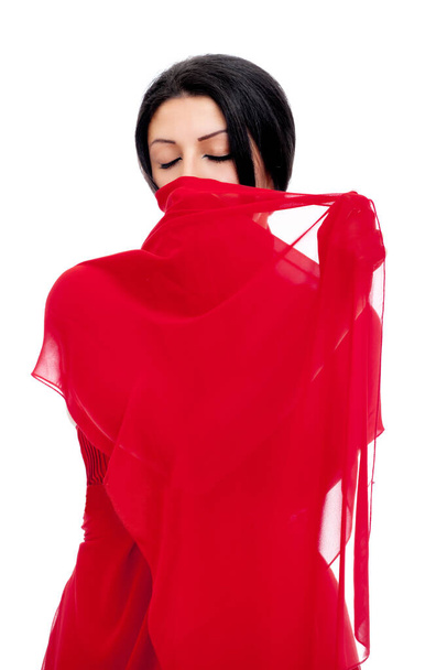 красивая молодая женщина в красном платье с шарфом - Фото, изображение