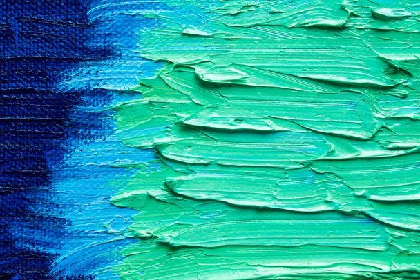 Texture background: gradient blue and green large strokes of oil paint on canvas in close-up with copy space - Foto, afbeelding