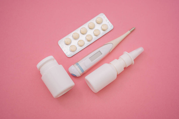 Blister-Tabletten mit Vitaminpillen, Tabletten, Kapseln, Thermometen - Foto, Bild