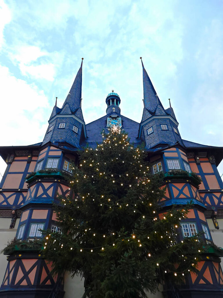 Das historische Rathaus auf dem Marktplatz zur Weihnachtszeit - Foto, Bild