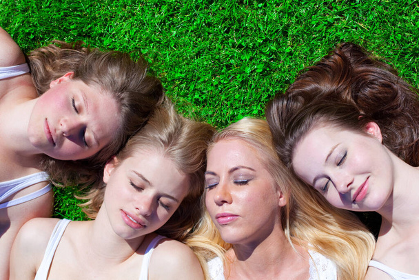 Girls Group on meadow - Foto, afbeelding
