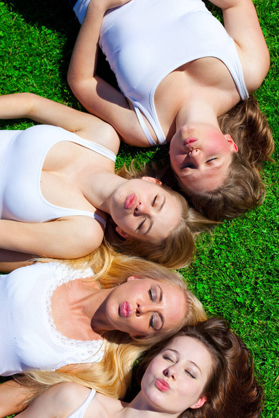 Girls Group on meadow - Фото, изображение