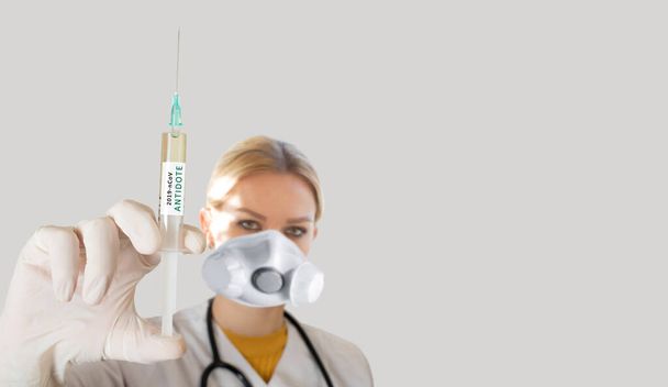 Лікар проводить вакцину протиотрути 2019 року. концепція лікування коронавірусу
 - Фото, зображення