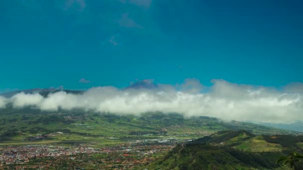 İspanya 'nın Tenerife adasındaki Teide Ulusal Parkı yanardağının yakınlaştırma görüntüleri. Yüzen bulutlarla Teide Dağı 'nın zirvesinde manzara. Mayıs 2019. - Video, Çekim