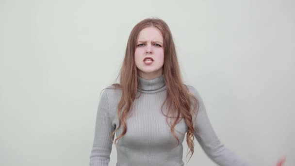 mujer en suéter gris una mujer enojada irritada sacude el puño de rabia
 - Imágenes, Vídeo