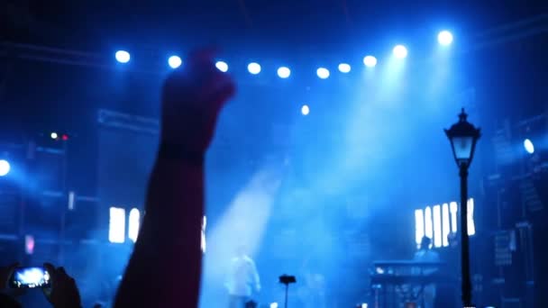 konfetti unoszące się w powietrzu podczas koncertowego oświetlenia lampy oświetleniowe na koncercie - Materiał filmowy, wideo