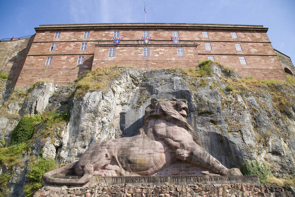 Belfort Aslanı, Fransa 'nın Belfort kentindeki Prusya güçlerine karşı Fransız direnişinin gururlu bir sembolü.. - Fotoğraf, Görsel