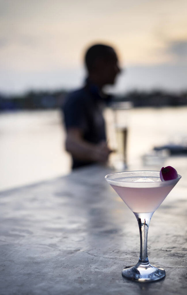 lychee and jasmine infused vodka martini exotic ocktail at asian sunset bar - Foto, Bild