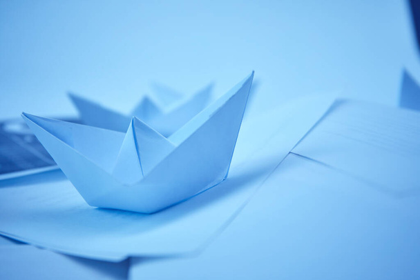 bateaux en papier sur documents, concept d'entreprise
  - Photo, image