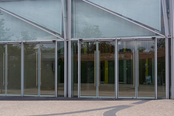 Prostředí, skleněná fasáda a vstupní prostor Federálního úřadu pro životní prostředí v Dessau - Fotografie, Obrázek