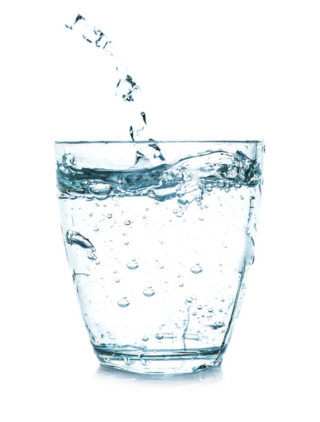Bicchiere di acqua dolce con spruzzi su sfondo bianco
 - Foto, immagini
