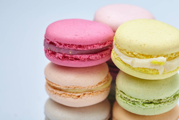 pile of colorful tasty macaroons, close-up - Foto, afbeelding