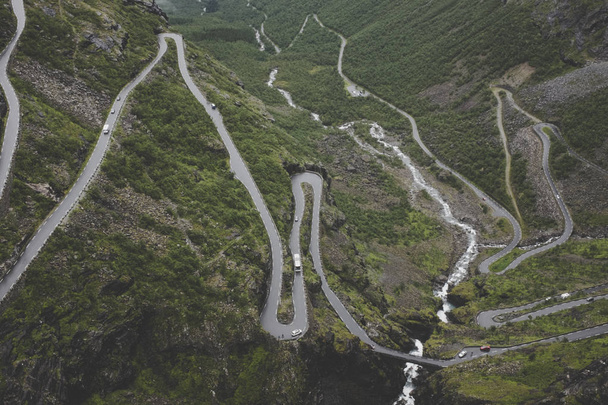 Carretera con curvas en Noruega, carretera de los Trols - Foto, Imagen