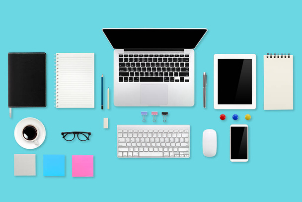 ラップトップコンピュータ、事務用品タブレット、携帯電話、コーヒーカップを背景に使用したフラットレイまたはトップビューワークスペースビジネスグリーンデスク - 写真・画像