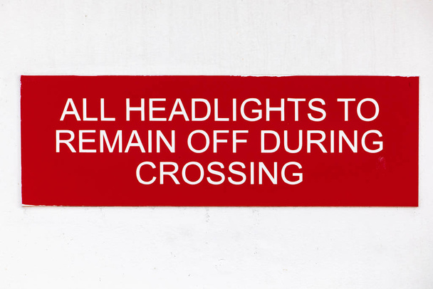 Sinalização vermelha de aviso no ferry de passageiros
 - Foto, Imagem