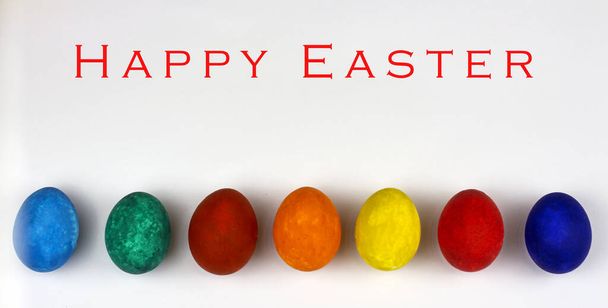 Húsvéti tojás. Boldog húsvéti üdvözlőlap. Multi-színes húsvéti tojás. Ébresztés - Fotó, kép