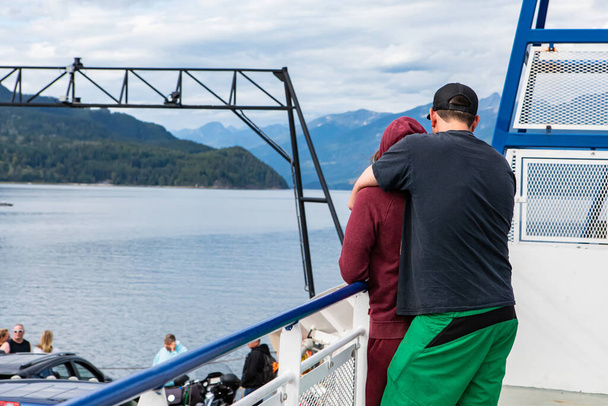 Пара на палубе канадского парома
 - Фото, изображение